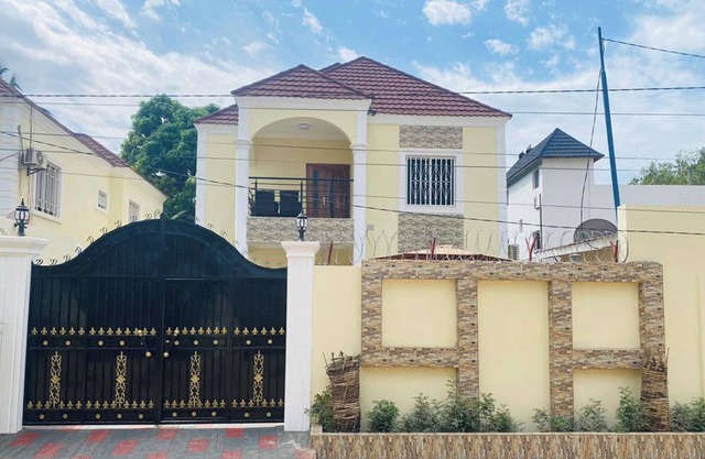 4Bed Villa Sleeps 8 - WiFi, Parking, Garden