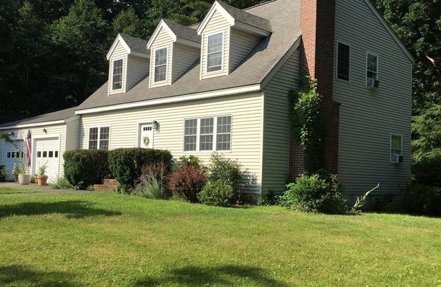 4BR Beach House - Perfect for Families! 5 minutes walk to two beaches.