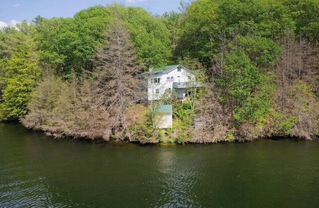 4BR House on private Lake Hortonia, VT peninsula!