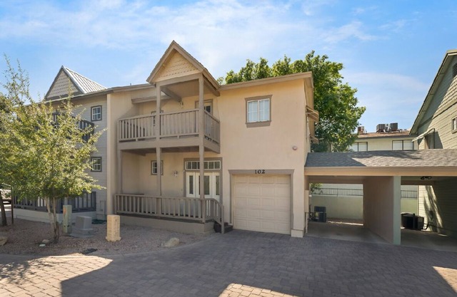 4BR Tempe Retreat. Walk to ASU & Mill Ave.