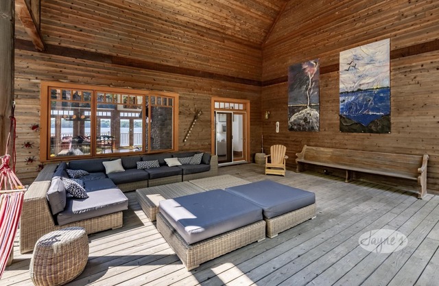 5 bdrm + 1 open in BH, 5 bath cottage! Lake Muskoka, Sunsets! Privacy! Sauna!