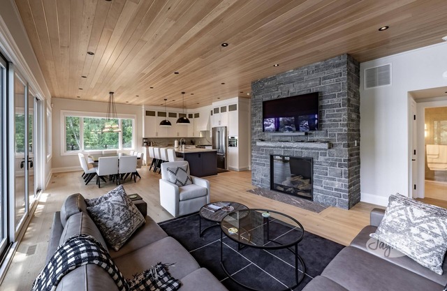 5 bed 4 bath cottage on Lake Rosseau