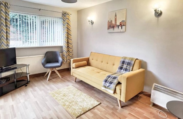 5 bedroomed house available for guests and contractors Wifi Parking