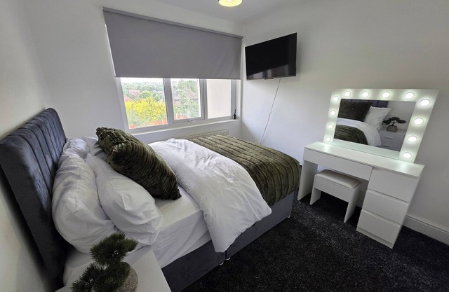 5 Beds, 7 Guests, Private Garden, Free Parking