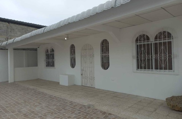 5 blocks from the beach, family friendly. A/C, hot tub and more