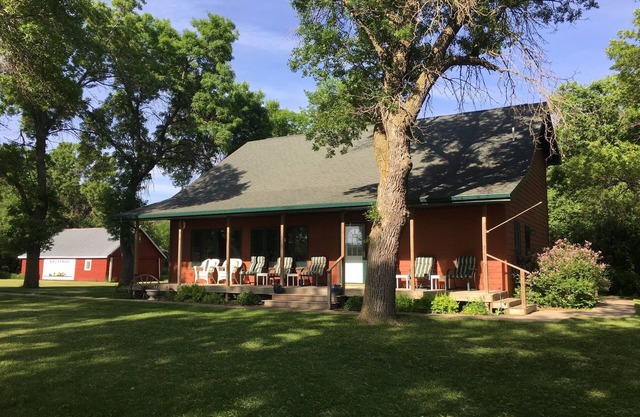 5 BR/2.5 BA Hunting & Fishing Lodge