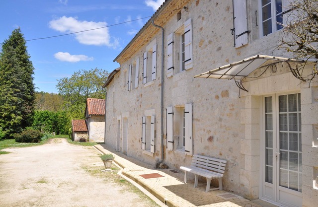 5 minutes from Brantôme, large renovated farmhouse with large shady park.