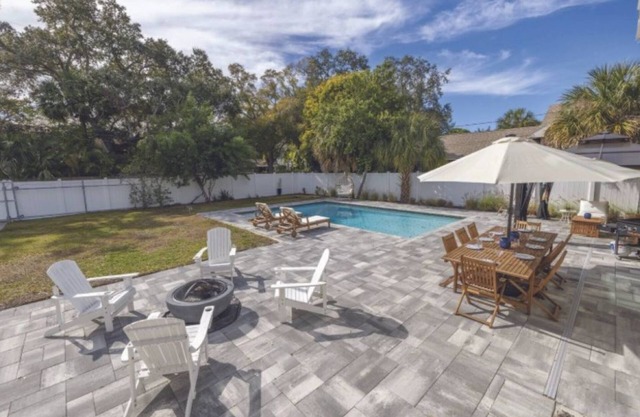 5 Min to Beach. Large Pool - Mini Golf - FirePit - BBQ. Perfect getaway!