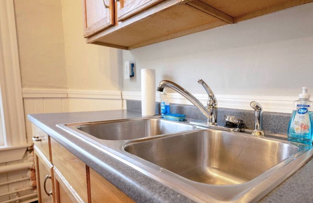 5 Min to Salem~Comfy King Beds