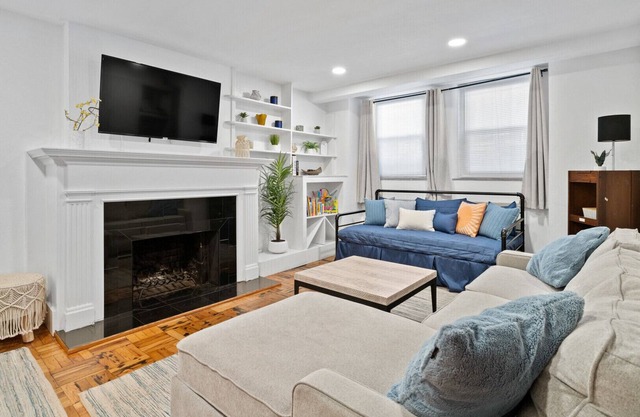 5 min walk to the Lincoln Park Zoo!!