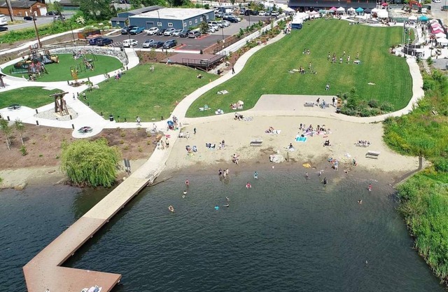 5 minutes to the restaurants , shopping center and Lake!