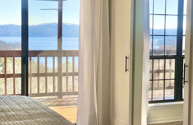 5 Star Views of Beaver Lake! Newly remodeled 4 Bdr, 2 master en-suite Huge Deck