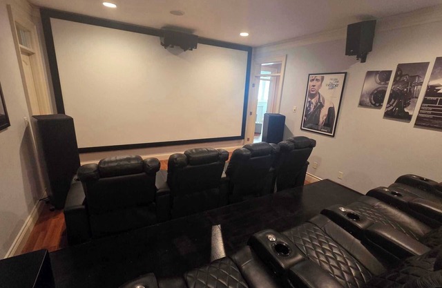 5K SF Luxury Retreat Near PDX - Chef’s Kitchen, Theater, Sauna, on Mt. Scott