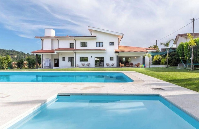 6-Bed House - Sleeps 12 - Pool, Bbq, Pool Table