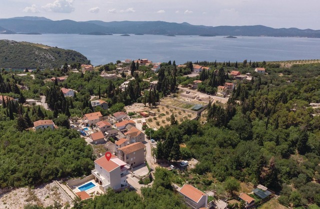 6 bedroom accommodation in Klek