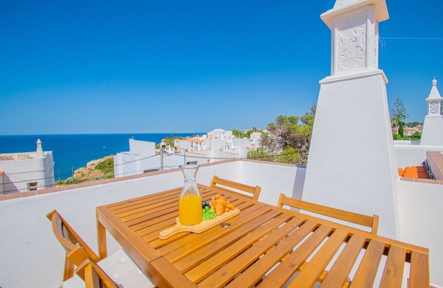 6 Centeanes: Clifftop apartment with sea views