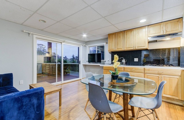 6BD/4BA Hilltop Home w/Hot Tub, Billiards, BBQ and Views!