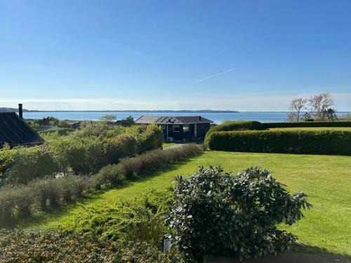 70S Holiday Home With Views Over The Sea