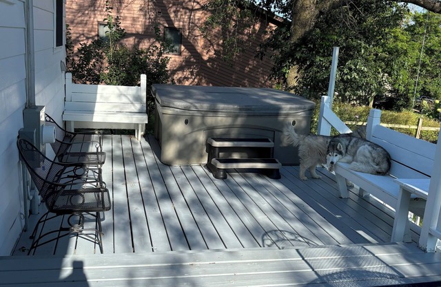 7th Street Retreat with outdoor hot tub