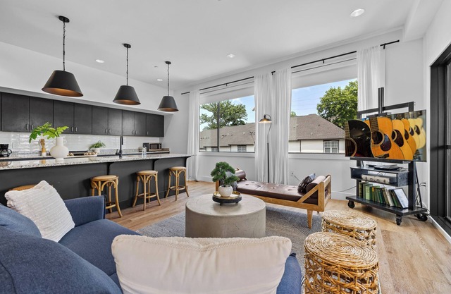 8 Min to Broadway-Balcony-Walkable-2 King Beds