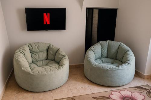 819. 2BR Townhouse Sofa Bed TVs 2 Baths Garden