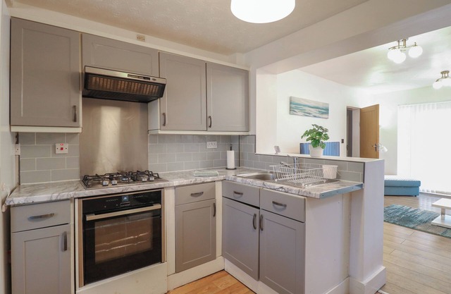 9 NORMAN COURT, pet friendly, with a garden in Oadby