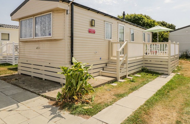 92 SOLENT BREEZES, pet friendly, character holiday cottage in Warsash