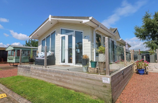 A AND C LODGE-PLOT 21, pet friendly, with hot tub in Armathwaite