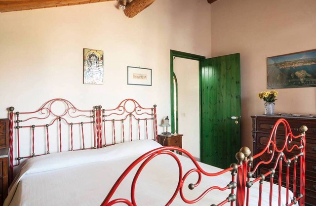 A/C double or twin room in villa with garden near the sea. Free Wi-Fi