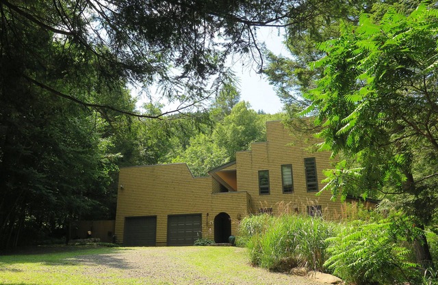 A great escape; secluded but close to all - contemporary home, mountain views