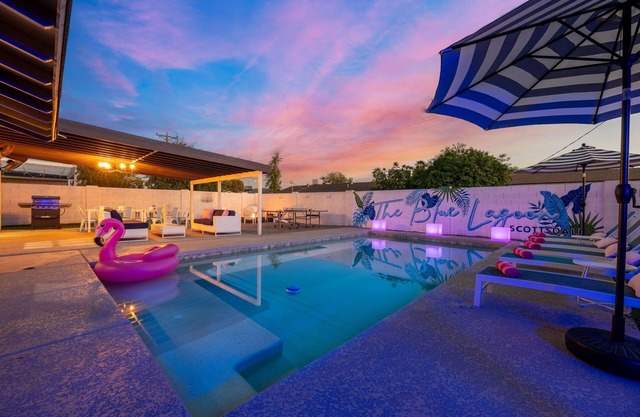 A+ Location 1 mile to Old Town, Heated Pool, Big Yard