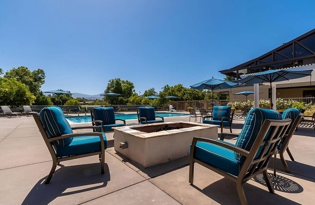 A Place You'll Surely Enjoy! 2 Relaxing Units, Free Parking, Full Kitchen!