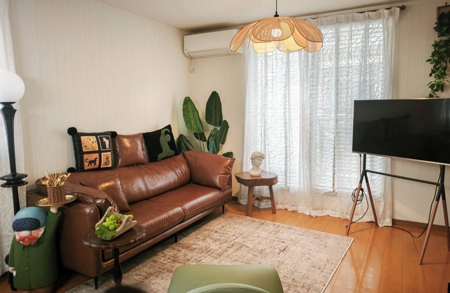 A private 3-story house with free parking, ideal for families and small groups