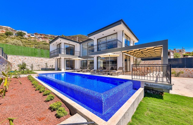 A Stunning 3-Bedroom Retreat Blending Style with Comfort - Convervative