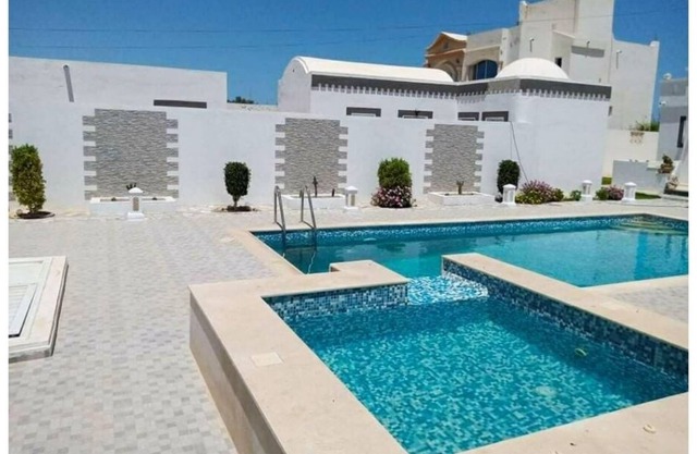 A superb villa with swimming pool 15 minutes from the beach
