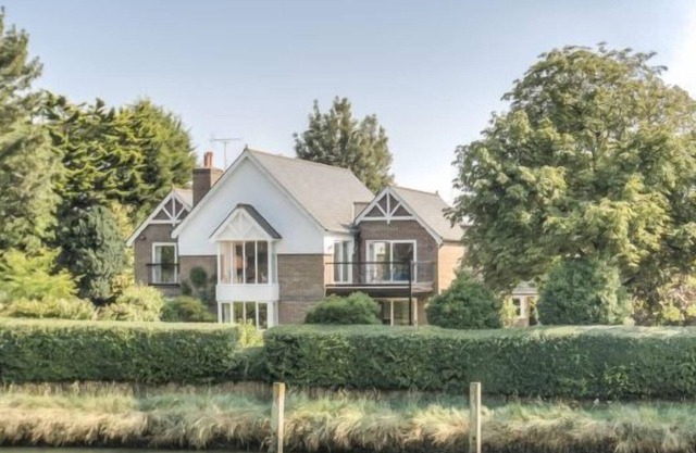 A town house that sleeps 12 guests in 6 bedrooms