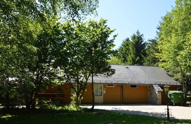 A wooden chalet located in a quiet and green