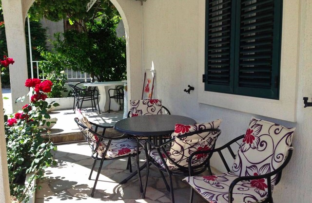 A2 - apt w patio, just 3 min walking to the beach