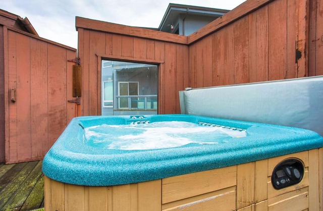 Abalone Alcove! Hot Tub! Pool Table! AMAZING VIEWS! Fast WiFi! Dog Friendly!