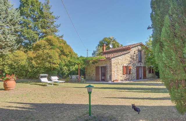 About 5 km above Capolona lies this friendly cottage on the edge of a small borgo.
