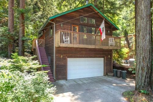 Absolute Zen! Redwoods! BBQ Grill! Fast WiFi! Ping Pong! Dog Friendly!