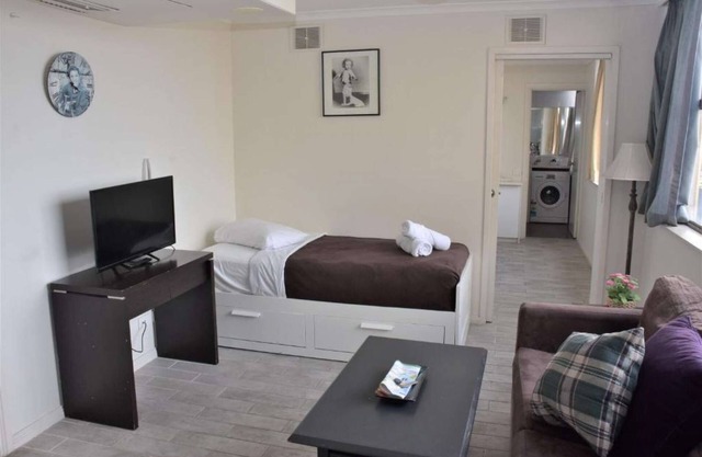 Accommodation Sydney | Hyde Park One-Bedroom Top Floor Apartment with City View