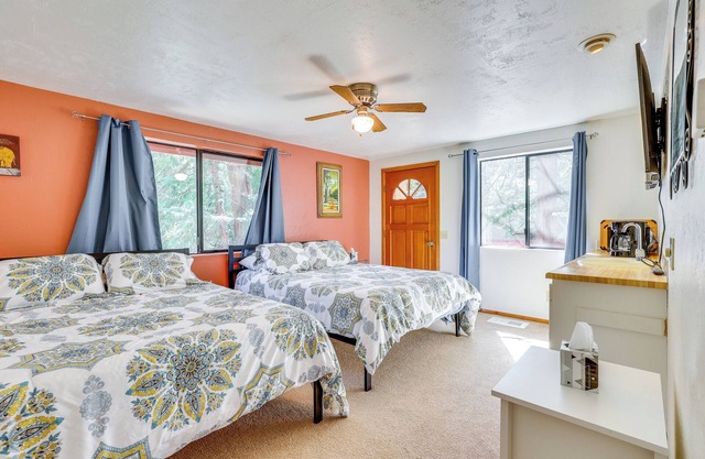 Across From Hiking Trails: Woodsy Studio!