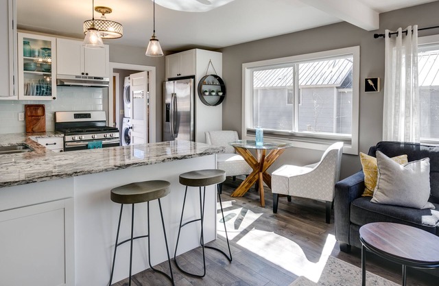 Adorable Home 1 block from River & 5 min to Downtown.