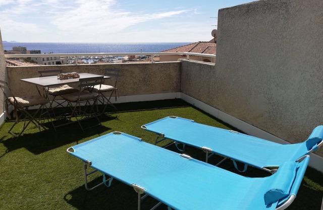 Adorable studio . between sky and sea .