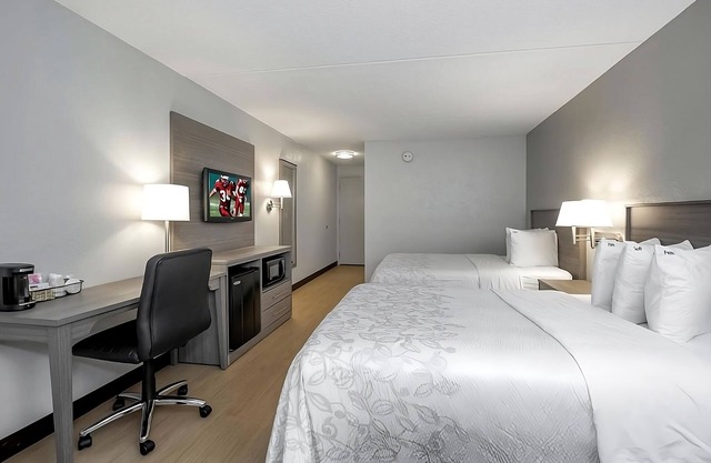 Affordable Room w/2 Beds! Close to Gillette Stadium! Pet Friendly, Outdoor Pool!