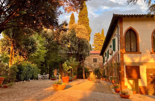 Agriturismo Santa Luce - Apartment 'Lavanda' with Shared Pool, Private Garden and Wi-Fi