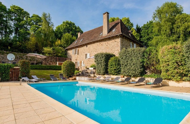 Aillac Farmhouse - Four Bedroom Villa, Sleeps 11