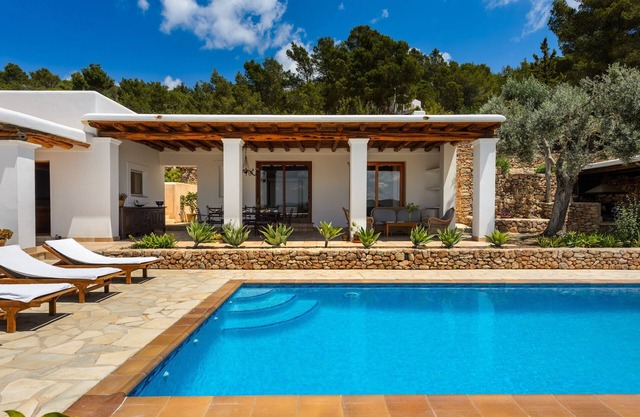 Air-conditioned Villa with Pool, Terrace and Wi-Fi