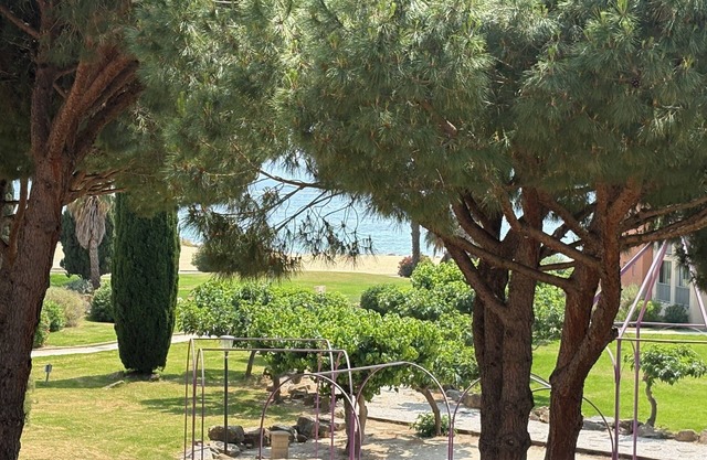 Air-conditioned, waterfront 2-room 38m2 cabin apartment.